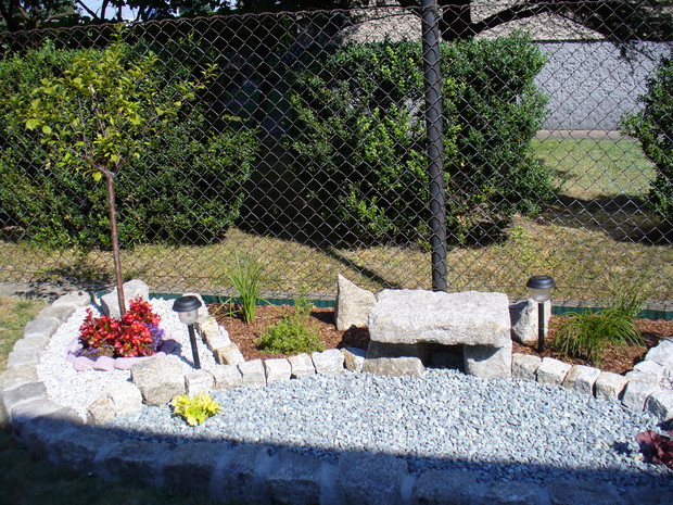 Mini ławeczka na nowym skalniaku.