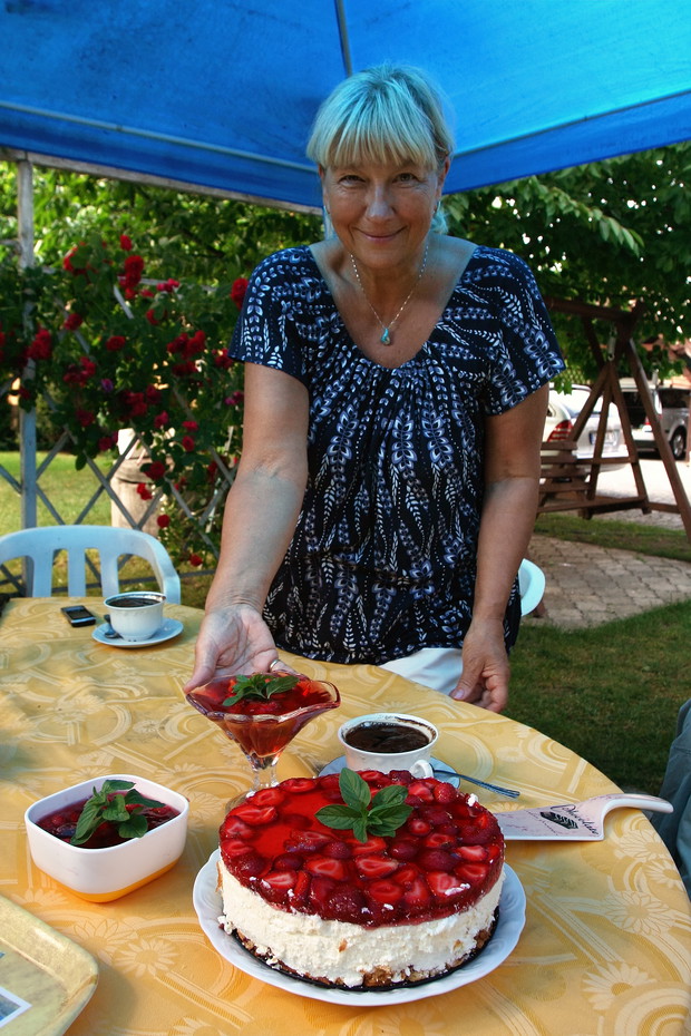 Moja mama przygotowuje  pyszne ciasta