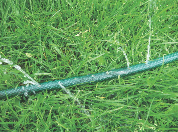 Niewielkie otwory najłatwiej zrobić rozgrzanym gwoździem.
