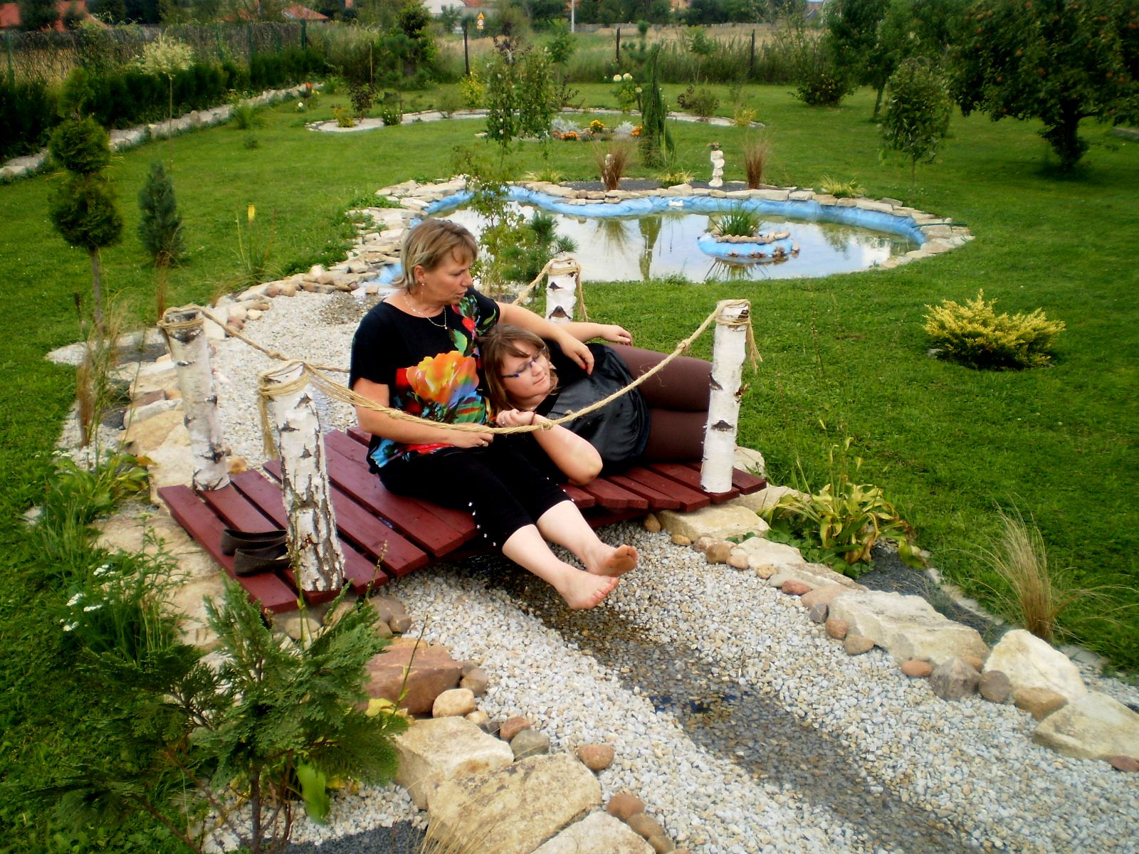 Odpoczynek na mostku łączącym oczka