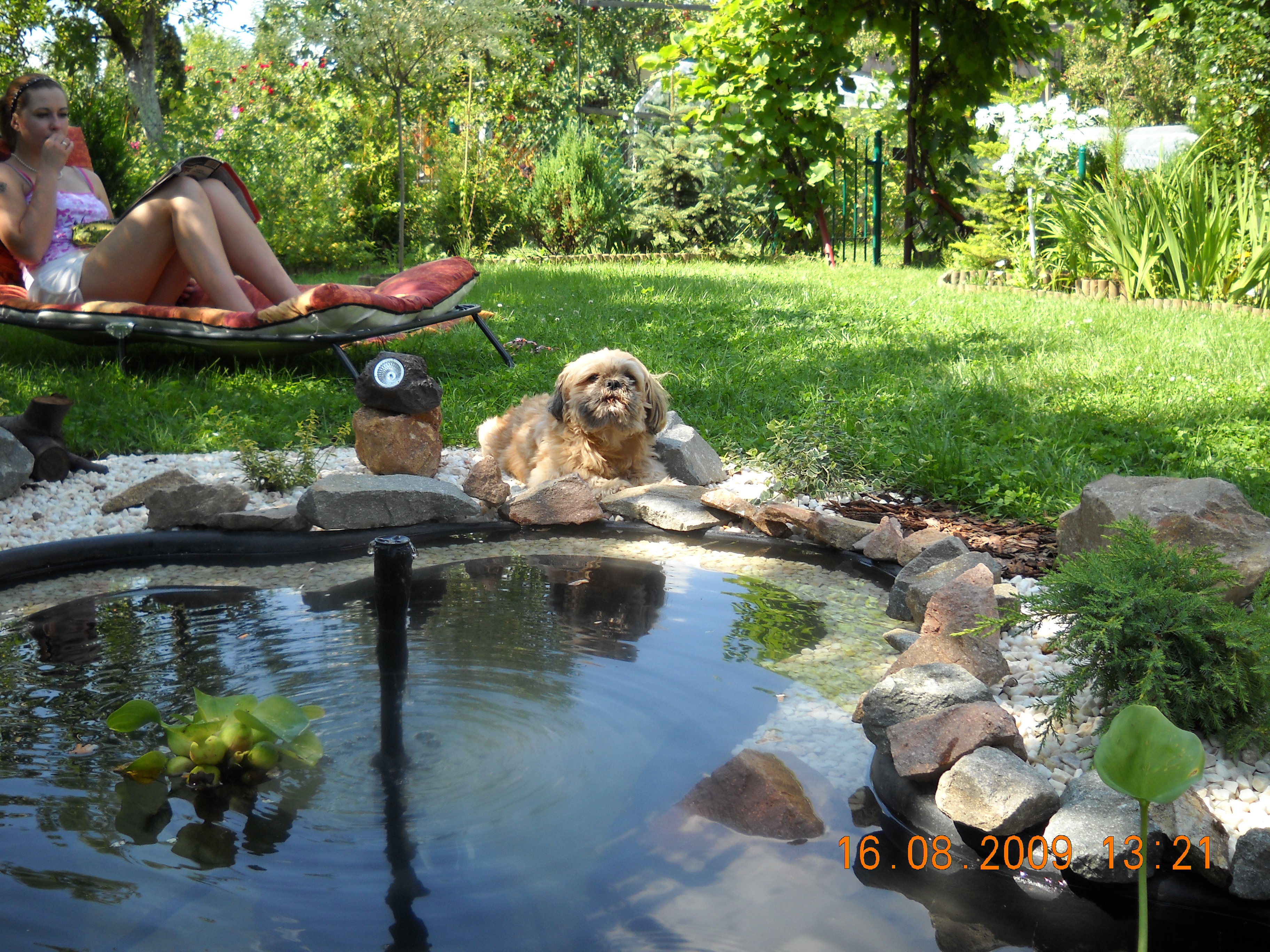 Odpoczynek przy oczku wodnym.