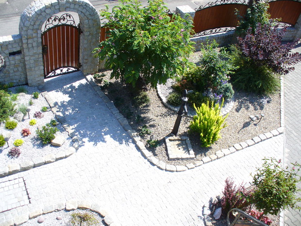 Ogródek przed domem -widok z góry.