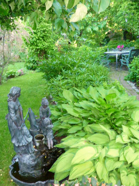 Olbrzymie hosty lubią towarzystwo maleńkiej fontanny.