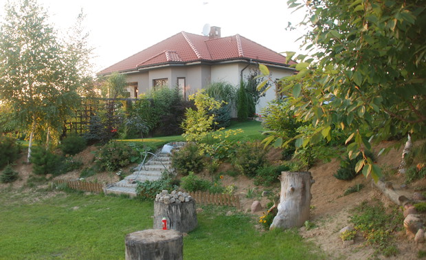 początki ogródka w stylu wiejskim, również usytuowanego na skarpie, co wymusza rzeźba terenu