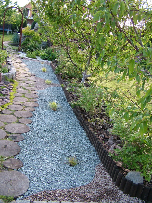 Rabata z trawami hakonechloa, wysypana przeze mnie kamykami