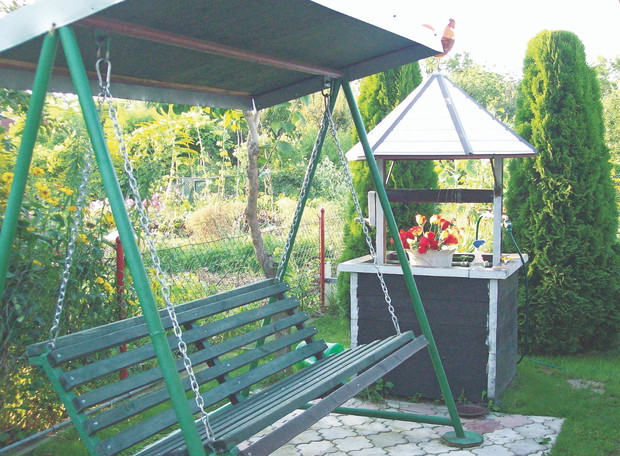 W kąciku wypoczynkowym nie mogło zabraknąć huśtawki.