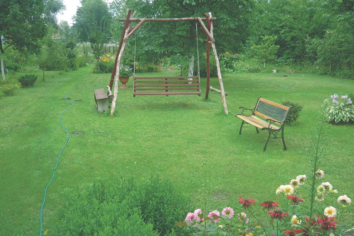 Wąż umieszczamy tak, aby dostarczał odpowiednią ilość wody całej murawie.