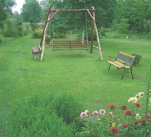 Wąż umieszczamy tak, aby dostarczał odpowiednią ilość wody całej murawie.