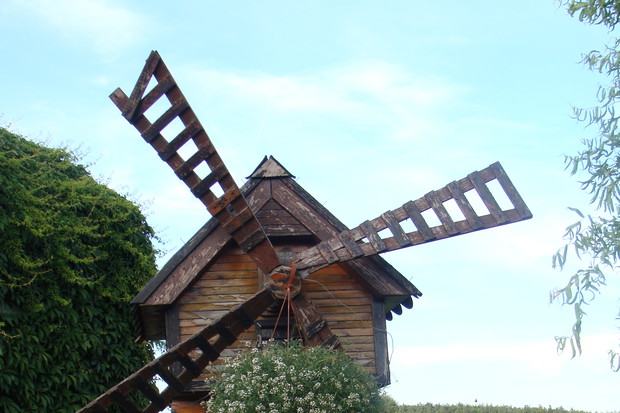 Wiatrak nad oczkiem wodnym