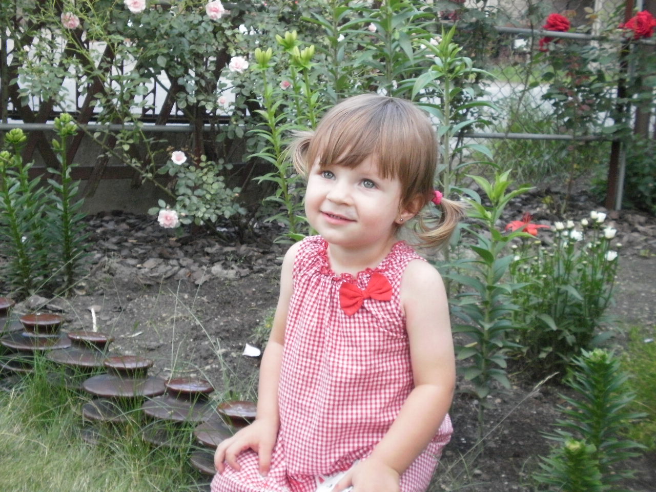 Widać, że Agatka lubi zabawy w ogrodzie.