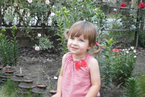 Widać, że Agatka lubi zabawy w ogrodzie.