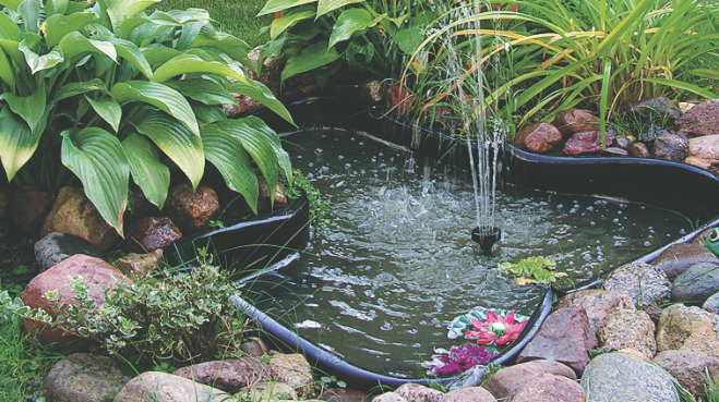 Woda jest filtrowana i napowietrzana dzięki fontannie z możliwością regulacji strumienia