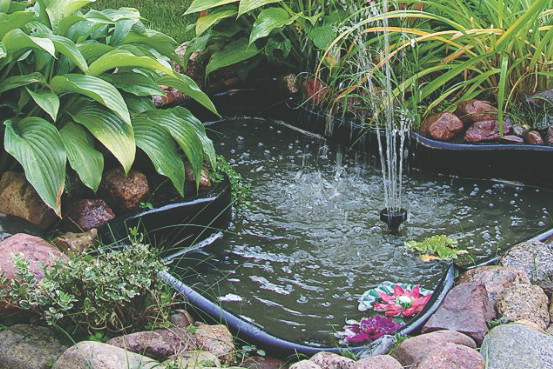 Woda jest filtrowana i napowietrzana dzięki fontannie z możliwością regulacji strumienia