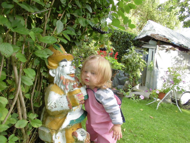 Anna Maria bardzo zainteresowała się krasnalem, którego mąż własnoręcznie pomalował.