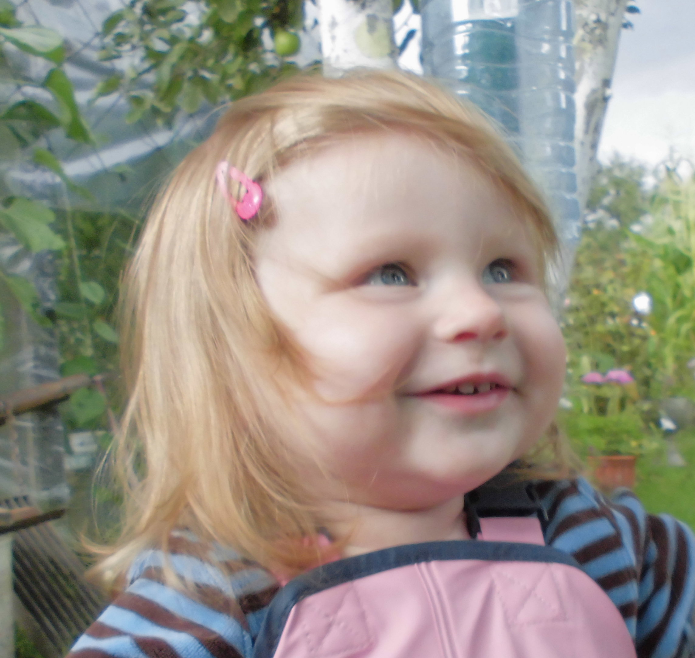 Anna Maria podziwia rośliny w ogródku.