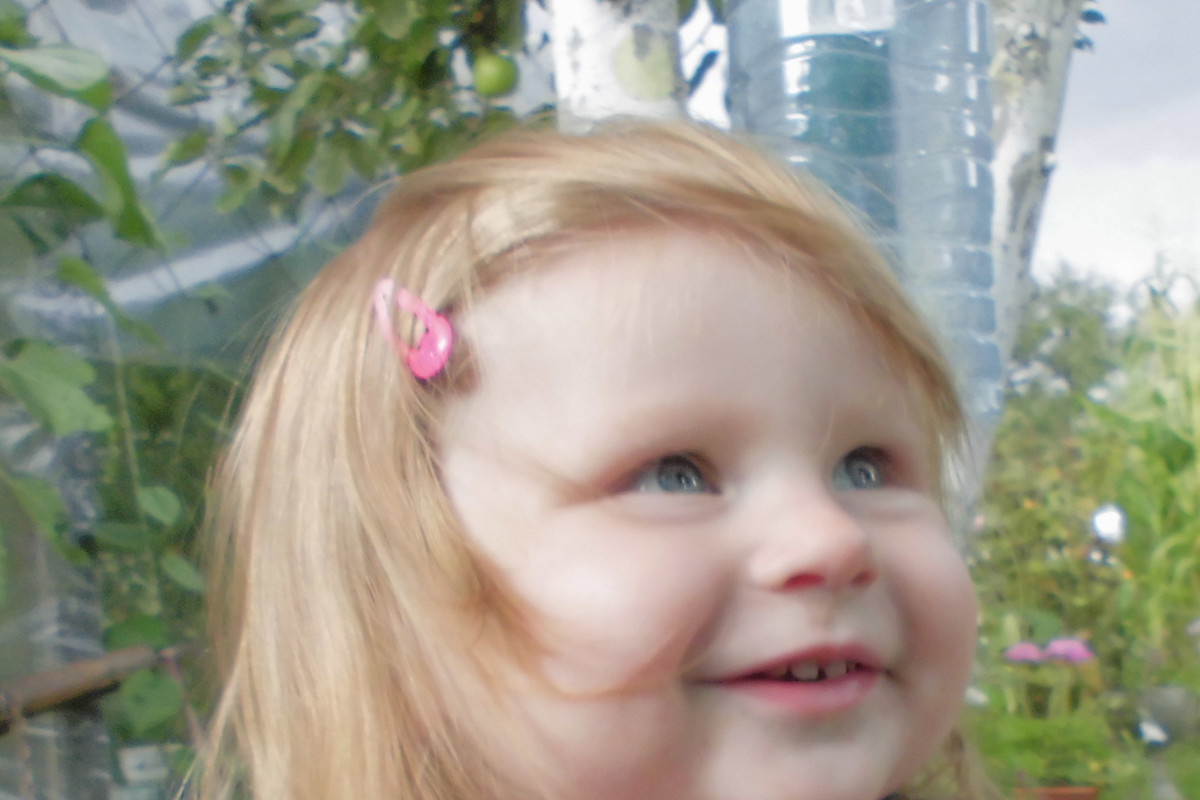 Anna Maria podziwia rośliny w ogródku.