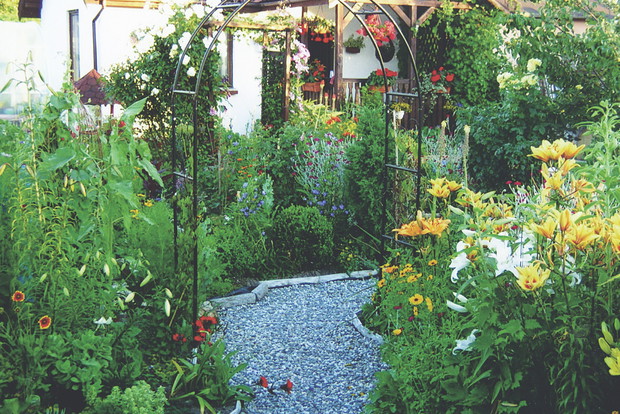 Asymetryczny kształt kamiennej rzeki optycznie powiększył małą przestrzeń wokół altany.