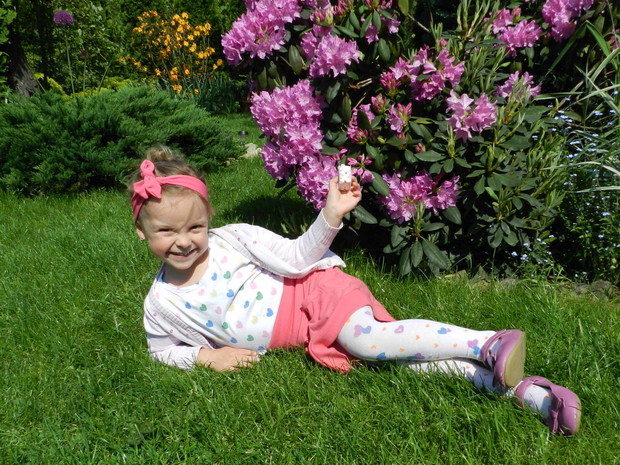 Babciu,babciu powiedz przecie,kto z nas najpiękniejszy w ogrodzie <3