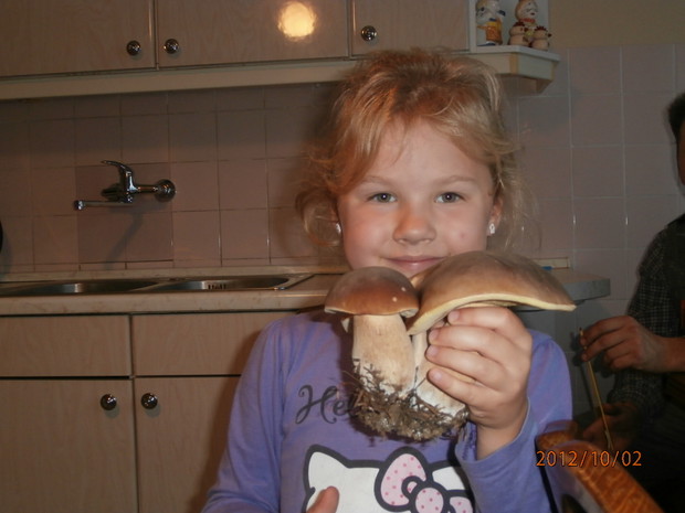 Córeczka Ola również z borowikami z naszego ogrodu