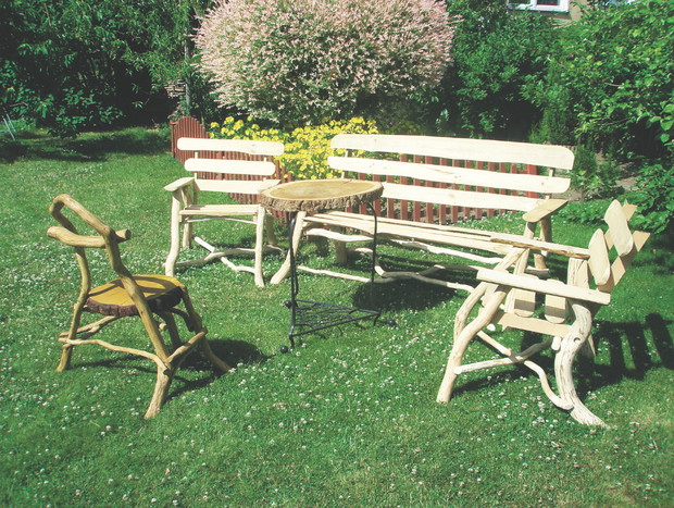 Decydując się na drewniane meble, na pewno stracimy trochę opału, ale zyskamy satysfakcję z własnoręcznie wykonanego dzieła.