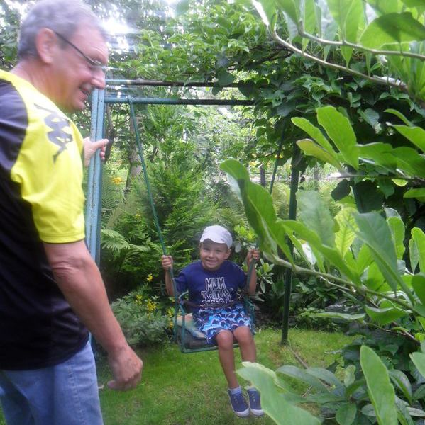 dziedek huśtaj - ale wysoko !