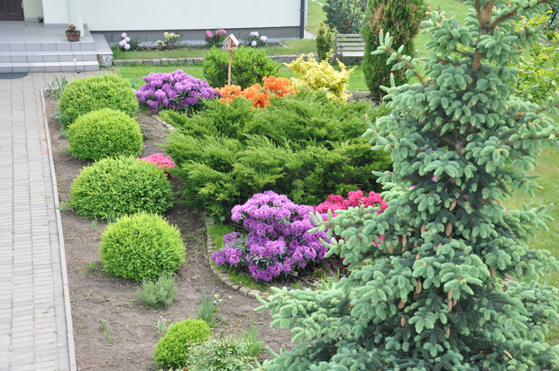 Front domu, strona prawa.