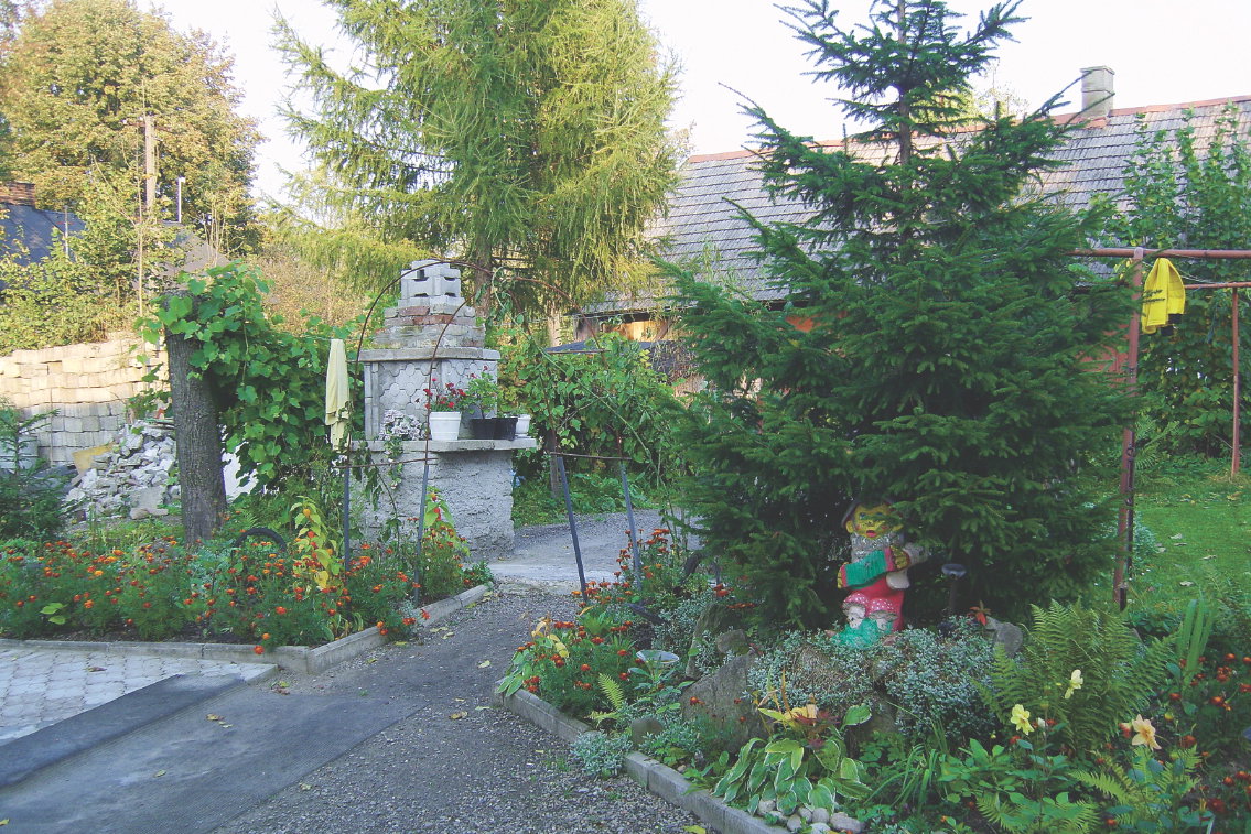 Grill wybudowaliśmy w rekreacyjnej części ogrodu. Dla lepszego cugu wybraliśmy miejsce osłonięte przed wiatrem.