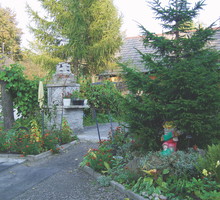 Grill wybudowaliśmy w rekreacyjnej części ogrodu. Dla lepszego cugu wybraliśmy miejsce osłonięte przed wiatrem.