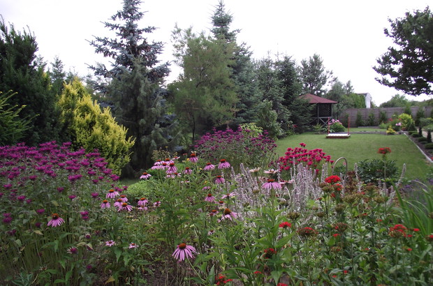 Impresjonistyczna ulotność chwili (różnobarwna rabata bylinowa) i altankowa "świątynia dumania".