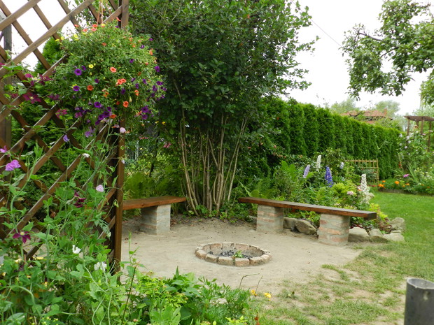 Jeszcze nie wykończony,ale już używany,zrobiony przez męża i synów kącik z paleniskiem