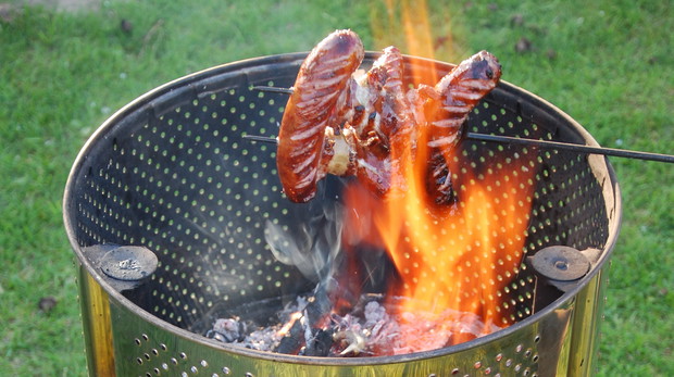 Kiełbaski w bębnie-grillu można piec na ruszcie lub na patyku.