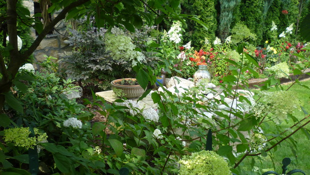 koło małej fontanny