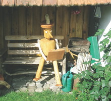 Kupując drewno bezpośrednio z lasu albo ścinki i odpady z tartaku, mamy szansę wybrać coś, co może przydać się w majsterkowaniu.