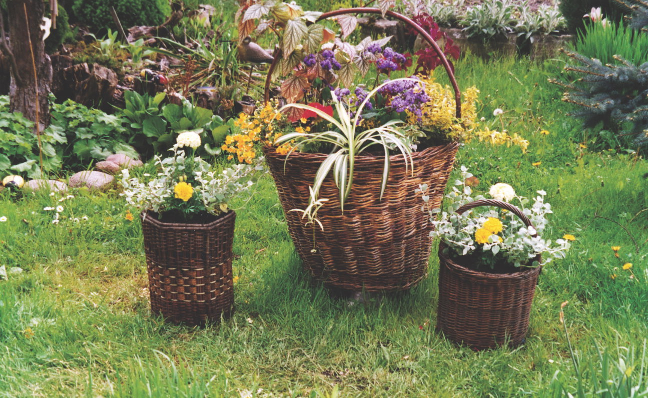 Kwietniki warto zróżnicować wielkością i poustawiać obok siebie.