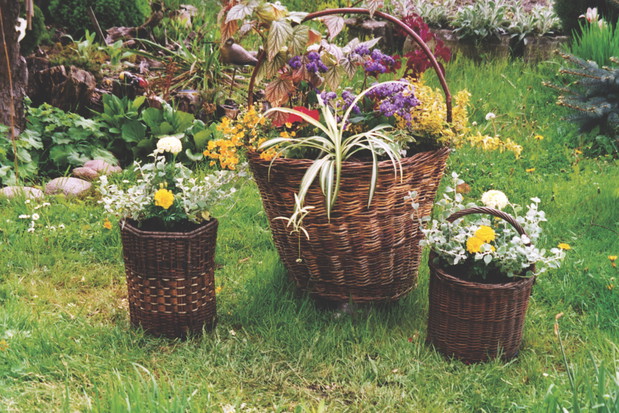 Kwietniki warto zróżnicować wielkością i poustawiać obok siebie.