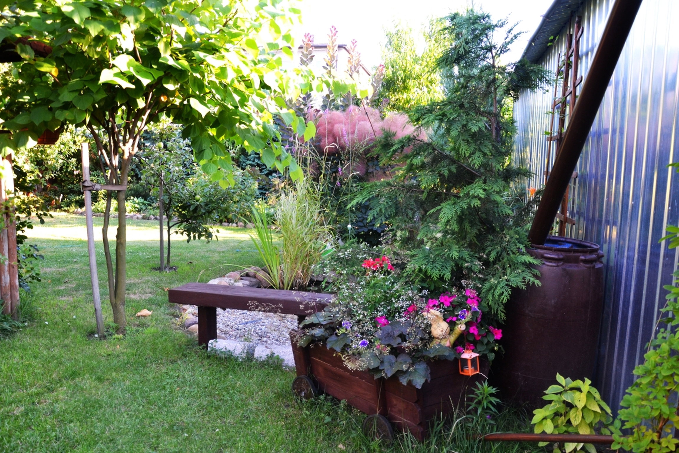 Ławeczka dla relaksu przy oczku wodnym.