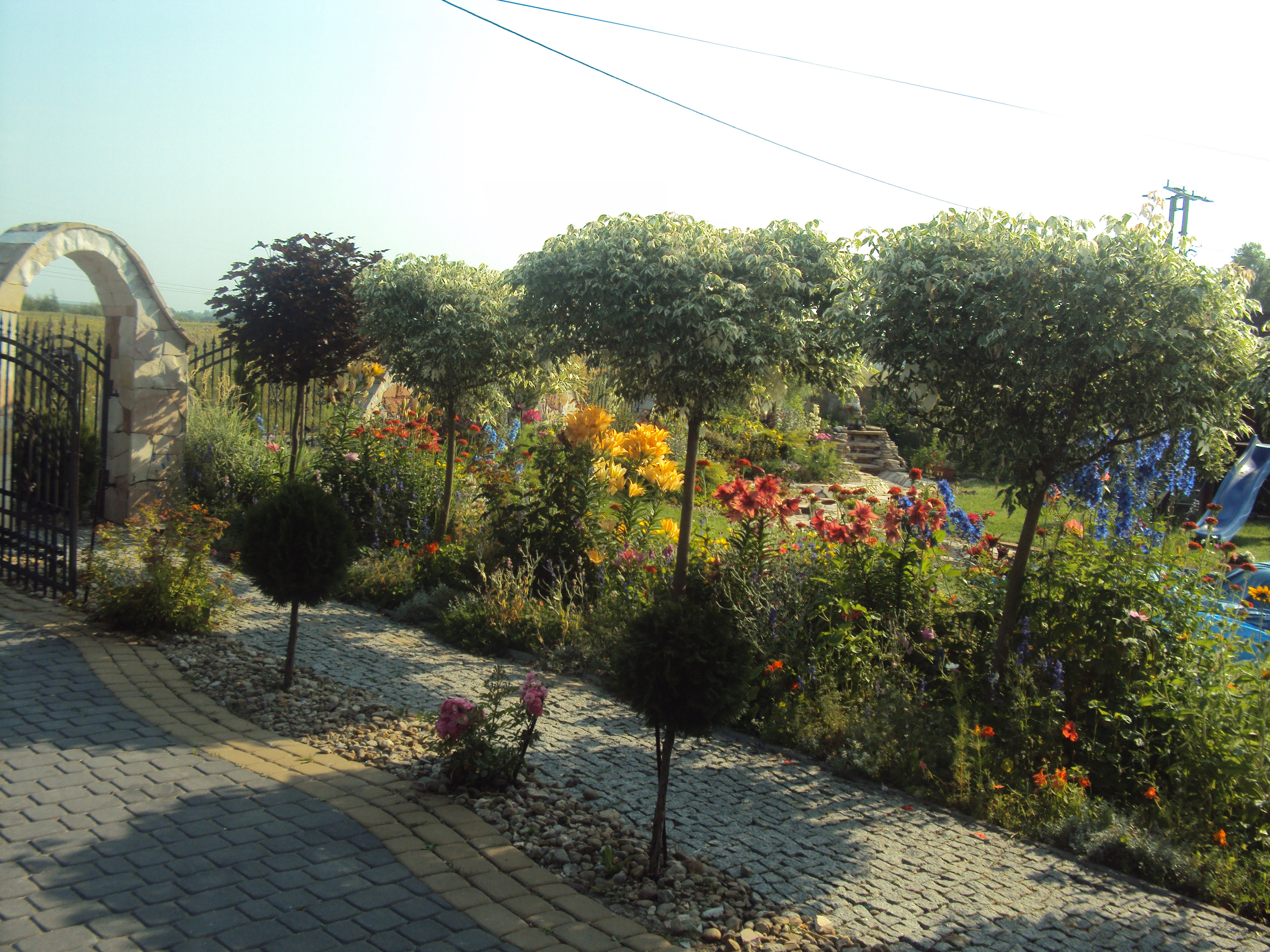 Mała alejka, która wprowadza gości do domu.
