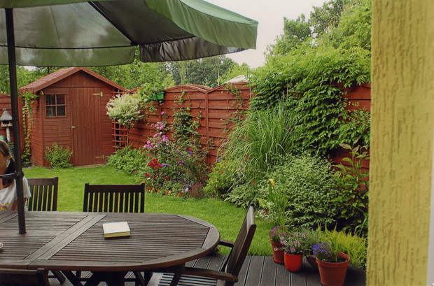 Malując ogrodzenie, można użyć pistoletu ciśnieniowego.