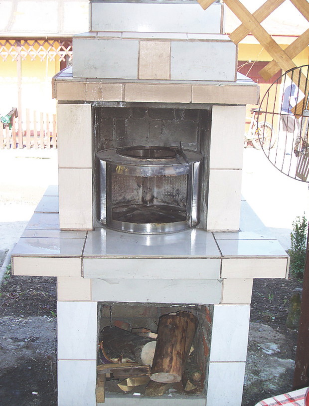 Można, tak jak w naszym przypadku, wykorzystać to, co akurat znajduje się pod ręką: stare cegły, uszkodzone płytki chodnikowe, podłogowe kafelki. 