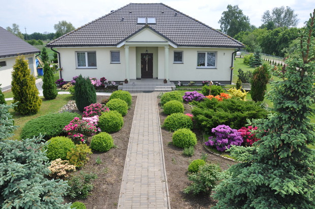 Nasadzenia od frontu domu.