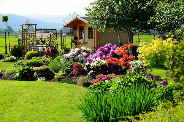 Nasz uroczy domek w towarzystwie kolorowych różaneczników i azalii