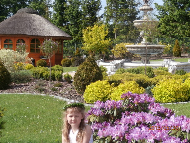 Ola wśród kwiatów