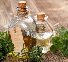 Podczas suszenia liście tracą wiele z aromatu i smaku. Zachowają je, zakonserwowane w occie lub oleju