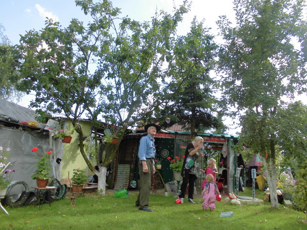 Puszczamy bańki w ogródku.