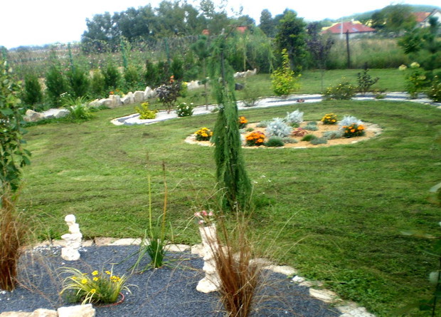 Rabatka widoczna jest z daleka