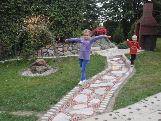 równowagę trzeba ćwiczyć, młodszy synek dzielnie naśladuje siostrę