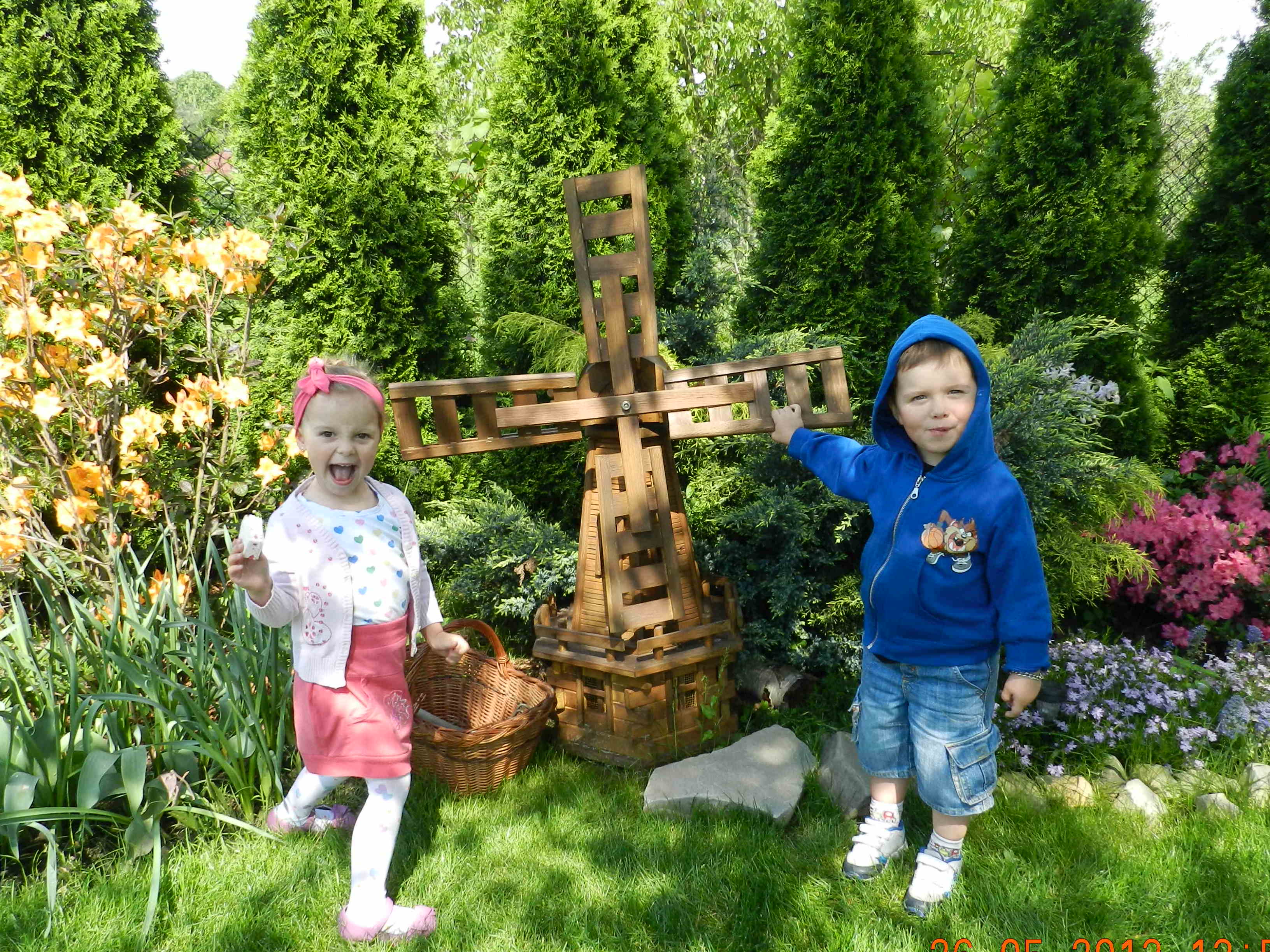 Sezon ogródkowy rozpoczynamy rodzinnie od majówki.Potem juz leci,''Dzień Matki'' uroczystosci rodzinne i inne ważne spotkania odbywają się w ogródku na świeżym powietrzu.