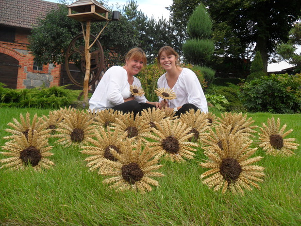 Tworzenie wieńca dożynkowego na łonie natury.