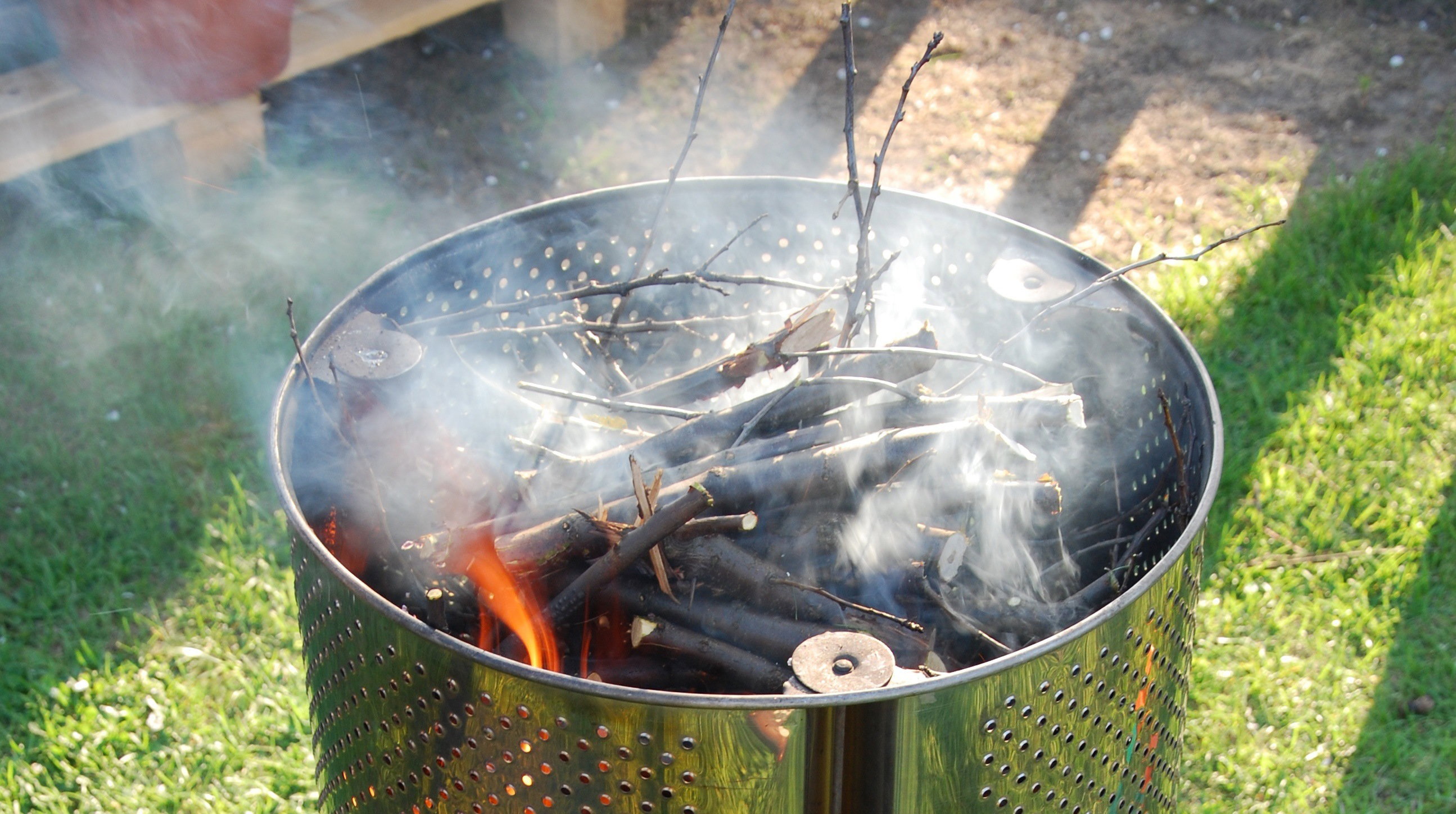 Ważne, żeby bęben z pralki był chromoniklowany, a nie tylko chromowany. To sprawi, że zrobiony z niego grill będzie trwały.