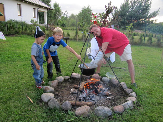 Wujek c chłopakami gotuje gulasz